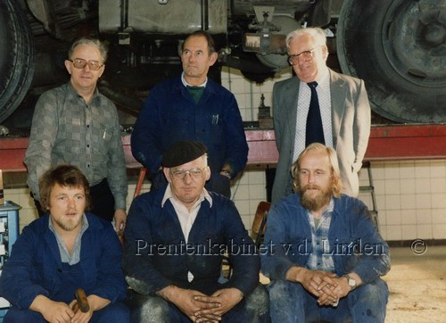 Personen
Medewerkers Gemeente Beverwijk 1980 afd. Garage staand vlnr H. Steenbakker, C. Struik Sr., N. Koks, ziitend vlnr J. van Schie, J. van Haaften, K. Schoen.      foto J. Versteeg
Keywords: bwijk steenbakker struik koks schie haaften schoen