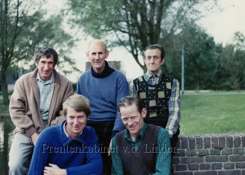 Personen
Medewerkers Gemeente Beverwijk afd. Plantsoenen 1981 staand vlnr. A.J. Smit, W.F. Vendel, J. Schermer. zittend vlnr. P.J.J. Adrichem, Th. Floris    foto J. Versteeg
Keywords: bwijk smit vendel schermer adrichem floris