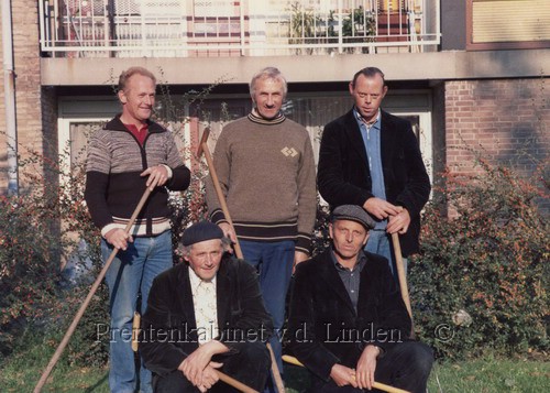 Personen
Medewerker Gemeente Beverwijk afd. Plantsoenen 1981 staand vlnr. H.D. Weenk, Chr van Lieshout, A.G. Scheirlinck, zittend vlnr. J. Akkerman, J.N. Niesten   foto J. Versteeg
Keywords: bwijk weenk lishout scheirlinck akkerman niesten