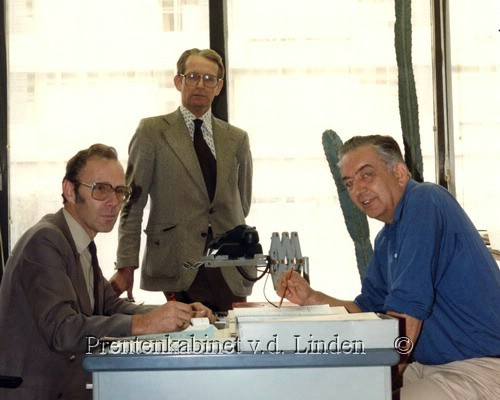 Personen
Medewerkers Gemeente Beverwijk 1981 afd Plantsoenen staand J.A. Hageman, zittend vlnr. H.N.J. Berberk, P. Passchier       foto J. Versteeg
Keywords: bwijk hageman verberk passchier