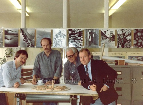 Personen
Medewerkers Gemeente Beverwijk 1981 afd. Stadsontwikkeling vlnr. A.A.Th. Kuil, J.G.A. Janssen, A.J. van Heese, C.A. Pepping         foto J.Versteeg
Keywords: bwijk kuil janssen heese pepping