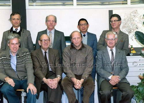 Personen
Medewerkers Gemeente Beverwijk 1981 afd. Wegen en  Riolering staand vlnr.  Th. Wernke, G.M. Althof, K.P. Lo, H.D. van Wieringen zittend vlnr. L. de  Vries, C Hollsr, E.H. Kamminga, G. Doets.   foto J. Versteeg
Keywords: bwijk wernke althof lo wieringen vries hollaar kamminga doets