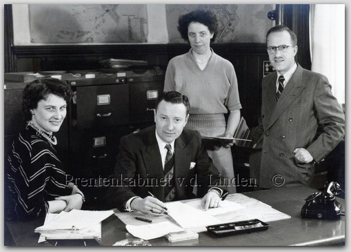 Personen
Medewerkers administratie openbare werken Gem. Beverwijk  April 1953  Mej. Kohler, dhr. A. van Hoof, Mej. M.E. Geijs, Dhr. J. Versteeg    foto: J. Versteeg
Keywords: bwijk kohler, van hoof geijs versteeg