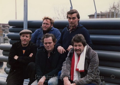 Personen
Medewerkers Gemeente Beverwijk 1981 G. van den Burg, H.C. Dekker, zittend vlnr. Jelke Waterlander, J.M. Huisman, J.J. Lischer    foto J. Versteeg
Keywords: bwijk burg dekker waterlander huisman lischer