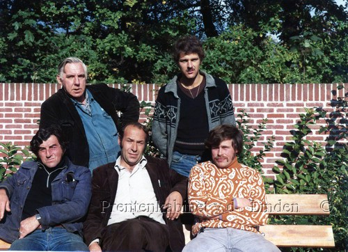 Personen
Medewerkers Gemeente Beverwijk 1981 staand vlnr.  J.P.F. van der Gragt, J.P.C. Koper. zittend vlnr. Th. Duijn, H.N. de  Ruijter, H.A. van der Zee       foto J.Versteeg
Keywords: bwijk gragt koper duijn ruijter zee