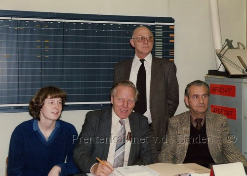 Personen
Medewerkers Gemeente Beverwijk 1981   vlnr.  Ellen Kooij, Jac Bakker, C. Koelemeij, J.J.Th Donkers     foto J. Versteeg
Keywords: bwijk kooij bakker koelemeij donkers