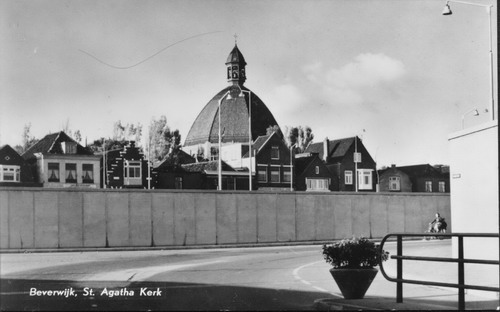 Meerplein
foto: 13 augustus 1999
Keywords: Bwijk Meerplein