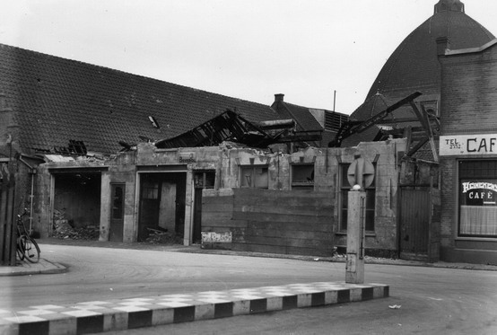 Meerstraat
Meerstraat met uitgebrande panden. Later was hier het Autobedrijf v.d. Boogaard gevestigd. Rechts nog een stukje van het cafe wat op de hoek Meerstraat - Bloksteeg stond.
Keywords: bev meerstraat