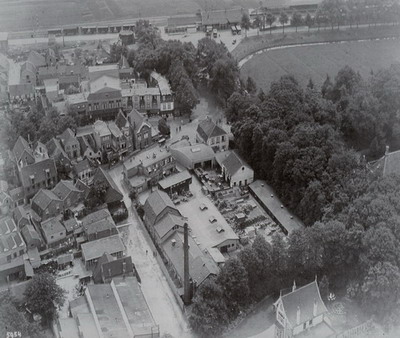 Meester van Lingenlaan
Luchtfoto van oud Beverwijk met op de achtergrond het station, met de school aan de Breestraat en vooraan de Conservenfabriek van Docter.

foto: Jan de Swart
Keywords: Meester van Lingenlaan bwijk luchtfoto