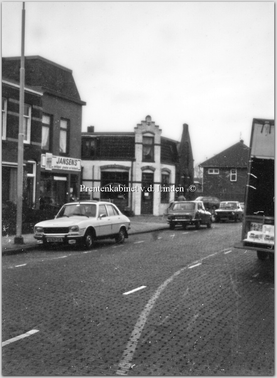 Alkmaarseweg
De foto’s geeft een kijkje op de hoek Alkmaarseweg/ Burgemeester Scholtensstraat. Op de foto is de bekende Beverwijkse aardappelhandel Jansen’s zichtbaar, thans is er een autorijschool in gevestigd. Het huis met het puntdak was de slagerij van Jan Appel.  

Bron: Boek “Dit was Beverwijk”, auteurs: J.M. Van der Linden/ W. A. Spruit                 
Bewerking: Co Backer                                                            
Keywords: bwijk alkmaarseweg aardappelhandel jansen