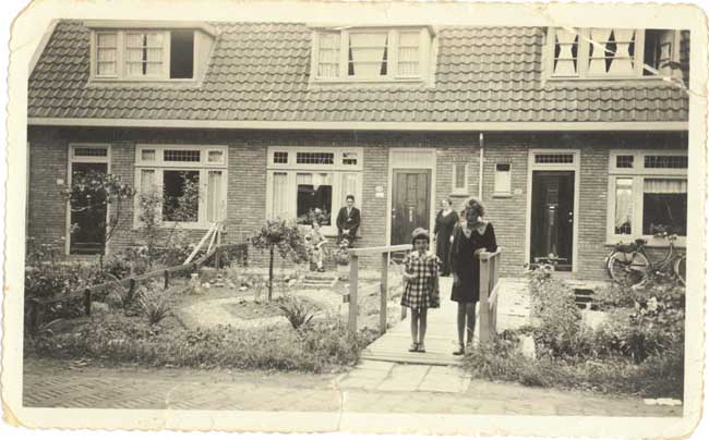 Kleine huisjes aan de Koningstraat
Kleine huisjes aan de Koningstraat waar nu oa de apotheek staat

Foto: C. Holleman


Keywords: bwijk