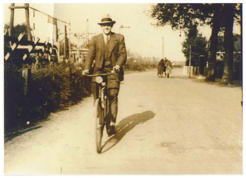 Man op fiets
Man op de fiets is J.F.Groot  geb 13 okt 1907 overleden 14 okt 1959

Foto: C. Holleman
Keywords: bwijk