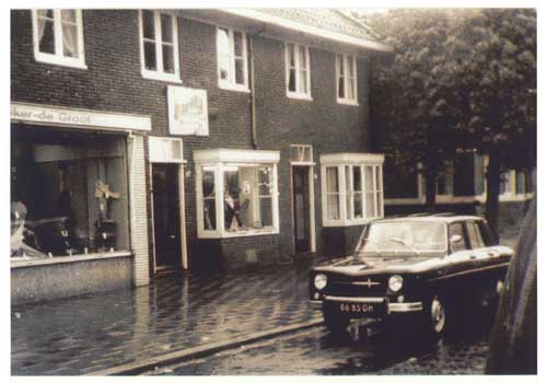 Bleeker de Groot
Dit is pand Arendsweg 52-54 nu zit Bleeker de Groot er in
Floor Groot is in 1936 daar begonnen met zijn kledingwinkel in 1968 zijn ze verhuist naar de 
Alkmaarseweg 22-24 toen was de naam Jan Groot kleding, Floor overleed op 11-nov 1959  foto is 1955-56 genomen
pand er naast zat vroeger Aardenburg de behanger

Foto: C. Holleman
Keywords: bwijk arendsweg groot