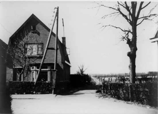 Noorderwijkweg
Dit huis wat ooit van de fam. Niesten was staat op de hoek van de Noorderwijkweg. De Zonnebloemlaan is hier nog een weggetje. De foto is uit de jaren 40?

foto: Coen Niesten
Keywords: bwijk Noorderwijkweg