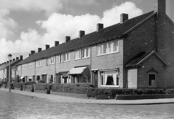 Oostertuinen
Oostertuinen hoek Grote Houtweg jaren 1950
Keywords: bwijk oostertuinen