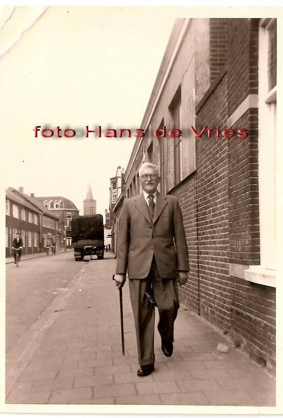 Fam Fotos 
Opa Wagter woonde in de Arendsweg en kwam alle dagen even bij zijn dochter op de koffie. Mooi beeld van de Koningstraat met op achtergrond een vrachtwagen van Middelkoop.
Keywords: bwijk fam
