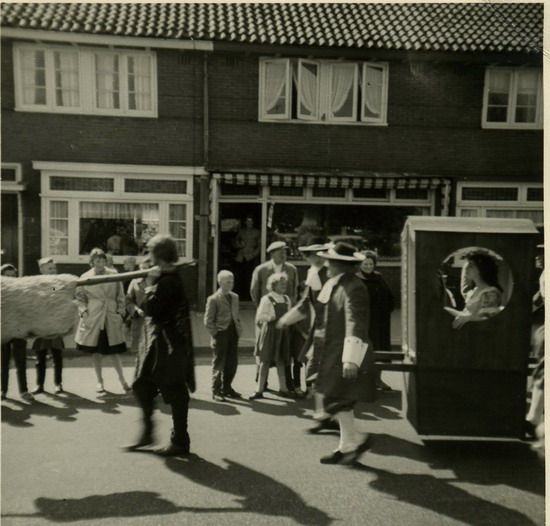 Personen uit Beverwijk
Versierde optocht op de Alkmaarseweg 1960.

foto: Sonja van Bommel
Keywords: Alkmaarseweg bwijk