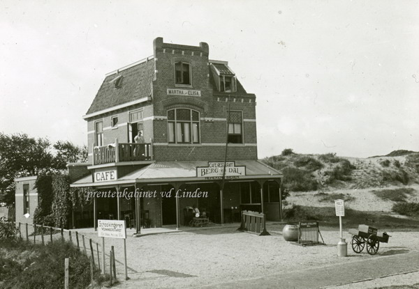 Berg en Dal
Berg en Dal aan de Bosweg
toen nog n top uitspaning voor mensen die lopen van Velsen-noord (pont)
naar het strand gingen voornamelijk Amsterdammers!

foto Guido Peters
Keywords: waz berg en dal bosweg