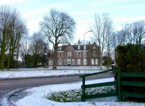 Westerhout
Huize Westerhout was vroeger het woonhuis van Boreel, later werd het de muziekschool, nu is zit het park societeit er in..
Keywords: Westerhout bwijk