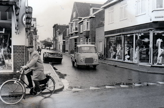 Peperstraat begin
Nu niet eens het gezicht op Hotel ter Burg of café Bellevue maar het gezicht op de andere kant van de Breestraat. Op de hoek van de Peperstraat is een complex gebouwd – waar op de begane grond Kuys Makelaardij heeft gezeten -  voor zelfstandige wonende ouderen. Daar was ooit drukkerij annex kantoorboekhandel Jos de Swart gevestigd. Bekende namen als juwelier Meyran en sporthuis Willems Floet zijn verleden tijd. Er was een kantoor van de Spaarnebank, later onderdeel van de ABN en veel, heel veel schoenenzaken. Oud scheidsrechter Leo Horn had er een stoffenzaak. Herman Moné een dameskapsalon, later werd dat Aad’s Haarmode. Ondanks een andere eigenaar, blijft de naam Portegies nog altijd een van de bekendste winkels. En je had Engelhart Dierbenodigdheden. Een van de mooiste trapgeveltjes van de Breestraat behoorde toe aan bakkerij de Graauw (vanaf 1890), het pand ernaast aan hofleverancier banketbakkerij Sterk, beide bakkerijen met winkels zijn er niet meer.             


Bron: boek “Dit was Beverwijk”, auteurs: J.M. Van der Linden/ W. A. Spruit                 
Bewerking: Co Backer



Foto Hans Blom
Keywords: bwijk peperstraat