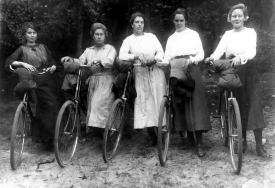 personen uit dorp
Kee Schotvanger, Neel Druge, Guurt de Boer, Bet de Boer 1919.      eigen foto
Keywords: waz schotvanger druge de boer