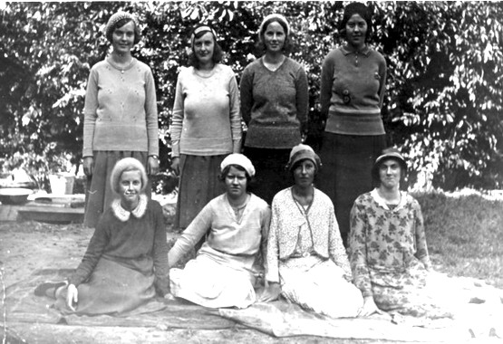 personen uit dorp
foto boven: Corrie Schelvis, Jansje Schelvis, lies Schelvis, Marie kraakman,  foto onder: Annie Bol, Trien Aardenburg, Maartje Snijder-Vroegop, Mien Warmenhoven.     eigen foto
Keywords: waz personen