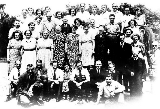 personen uit dorp
Bevrijdingsfeest van de bewoners van de Duinweg 1945.     eigen foto
Keywords: personen waz