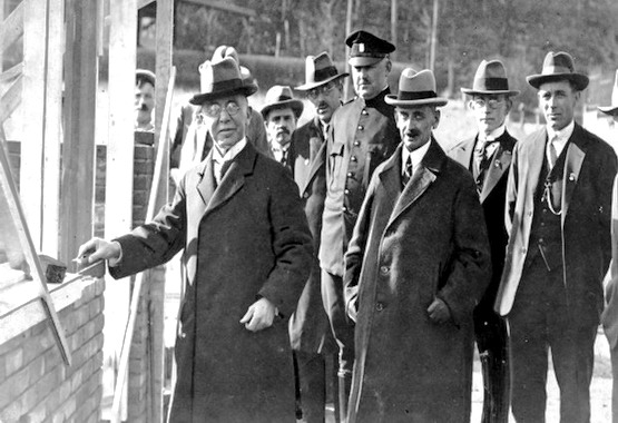 personen uit dorp
Eerste steenlegging van het gebouw van de W.R.B. gelegen achter het Badhotel op de foto Burg. Rothé, Dhr. v.d. Zant, de man met bril is onbekend, Dhr. Roland (dir. badhotel) Dhr. T. Klein, Dhr. Ph. van Gool.     eigen foto
Keywords: waz zant roland klein van gool