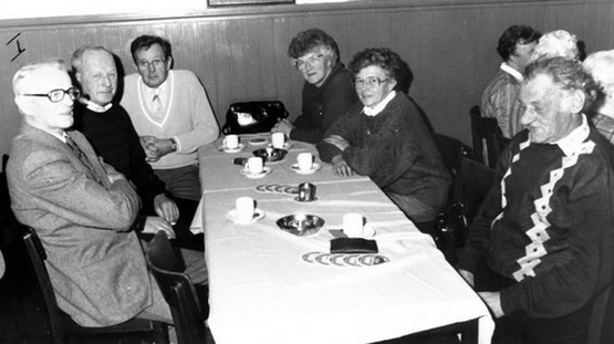 Personen uit het dorp
Feestmiddag in de &quot;Nooitgedacht Soos&quot; Kees de Boer, Wim Snijders, Henk Hilbers, Mw. Hilbers, Mw. Snijders, Maarten Oliehoek. 
Keywords: Personen