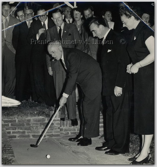 Personen waz
De miniatuur Golfbaan van hotel "t'Paasduin"te Wijk aan Zee werd door Burgemeester mr. M.M. Scholten op de officiele wijze geopend, waarbij het hoofd van de gemmente de eerste slag maakte. Rechts van de burgemeester, de heer en mw. de Vries, achter hem Weth. E. Gerritse.
Keywords: waz paasduin scholten de vries gerritse