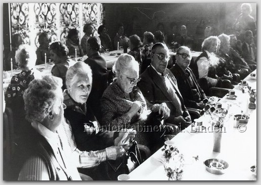Personen
Samenkomst van ouderen in de Moriaan op de foto mw. M. Bruineberg - Warmenhoven en mw. Kroon 1980
Keywords: waz ouderen moriaan bruineberg warmenhoven kroon