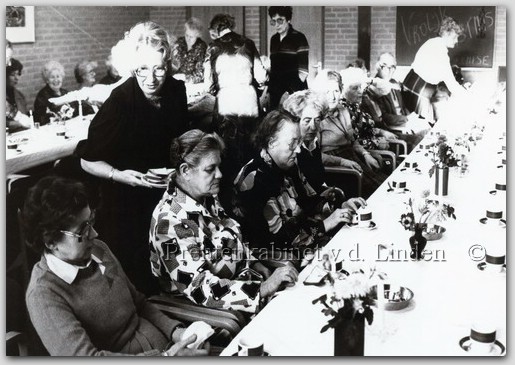 Personen
Samenkomst van ouderen in de Moriaan op de foto mw. Maltezing, Co Hennen, Annie Glorie 1980

Keywords: waz personen maltezing hennen glorie