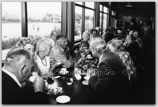 Personen uit dorp
v.l.n.r. Joop Snijders, Ann Glorie, tante Coba Durge, Bas Mikkers, op de rug gezien (rechts) Ber van der Meij
Keywords: waz snijders glorie durge van der meij