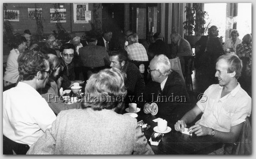 Personen uit dorp
aan de tafel van de voetbalkantine van sv Wijk aan Zee. v.l.n.r. Johan Schellevis (geb 10-3-1934, ovl. 16-2-2009 Heliomare) Gerard Niesten (geb. 10-3-1934 Bevolkingscontroleur) Frans Heine sr. (geb. 25-12-1924, ovl. 22-12-2004 Schoenmaker) Frans Heine jr. (geb 4-9-1958 Leraar) links op de rug gezien Cees Valk (geb. 11-4-1948)
Keywords: waz schellevis niesten heine valk