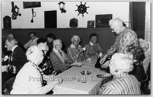 Personen uit dorp
op de achtergrond dhr. Maarten Oliehoek, dhr. Henk Hilbers met echtgenote. Op de voorgrond v.l.n.r. mw. Louwers, mw. Coba Durge, mw. Kroon, mw. Trien Snijders, mw. Truus v. Willingen, mw. Bruineberg, mw. Bodewes.
Keywords: waz oliehoek hilbers louwers durge kroon snijders willingen bruineberg bodewes