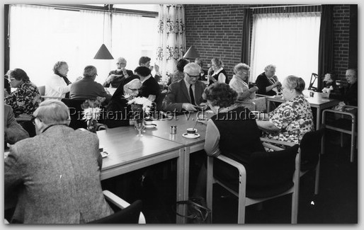 Personen uit dorp
kaarten in de Moriaan, dhr. Arie Duin, rechts M. Valkhof, B. de Visser
Keywords: waz duin valkhof visser