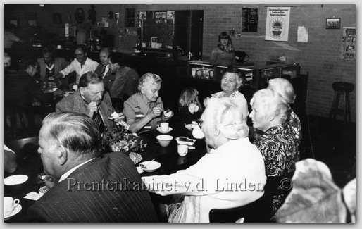 Personen uit dorp
op de rug gezien dhr. Toon van der Meij, dhr. Arie Duin, mw. Martha Duin, mw. Holthaus, mw. Kroon, mw. Bruineberg.
Keywords: waz meij duin holthaus kroon bruineberg