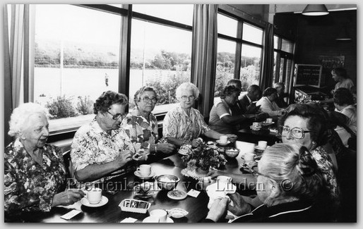 Personen uit dorp
mw. Griet Dekker- van Zijl, mw. M. van Zijl - Bruineberg,mw. M. de Boer
Keywords: waz dekker zijl bruineberg boer