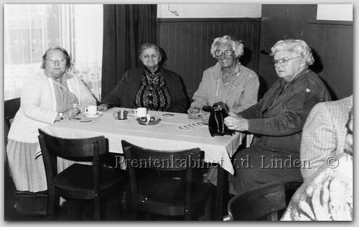 Personen uit dorp
v.l.n.r. mw. Ko Hennen, mw. Mathezing, mw. Mies Gerritse, mw. Gre van der Linden
Keywords: waz hennen mathezing gerritse linden