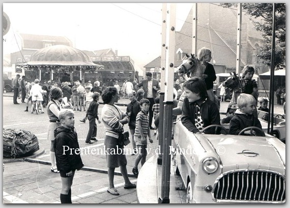 Personen WAZ
Kermis op Julinaplein 11 September 1969
Keywords: waz personen