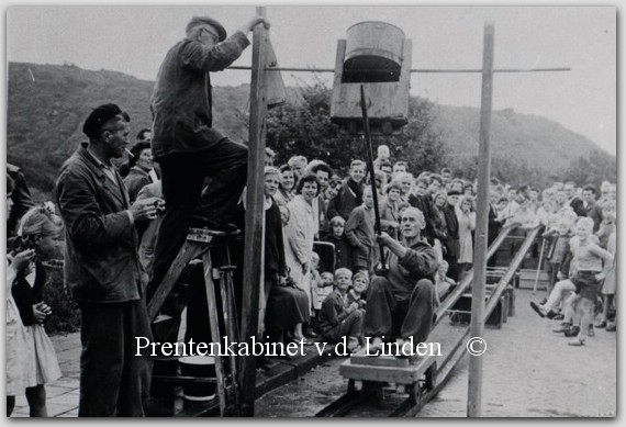 Personen WAZ
Watertonsteken op de kar Bart  Vrijburg, op de trap C. van Zijl en Hekke

eigen foto
Keywords: waz personen