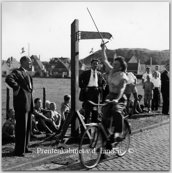 Personen WAZ
Ringsteekwedstrijd: op de fiets mw. W. Heine met toezichouders Arie Schelvis van de wassenrij, Joop Bodewes
Keywords: waz personen heine schelvis bodewes