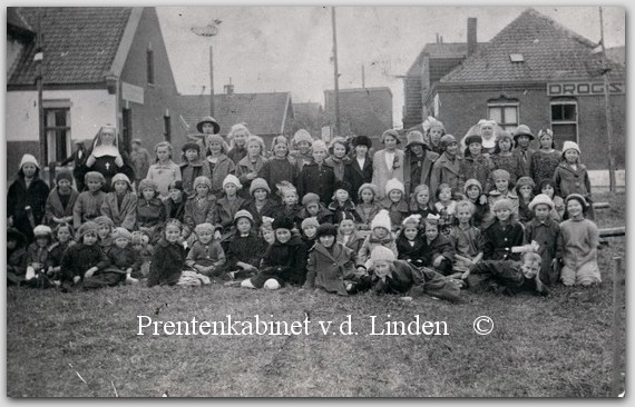Personen WAZ
Volksfeest op het Julianaplein   anno  1924
Keywords: waz personen