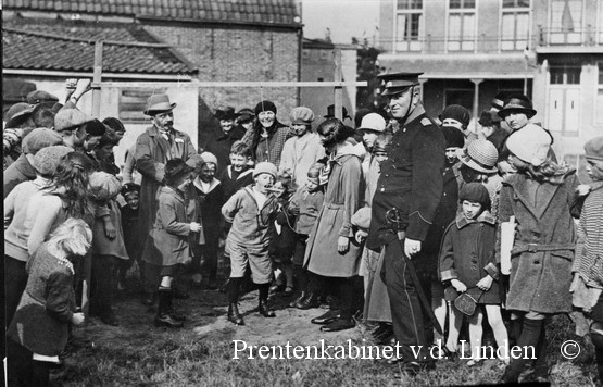 Personen WAZ
Koekhappen op de foto o.a. Mr. v.d. Zant, Leentje Schelvis - Duin, Marie Schelvis - Mooy, Trien Adricem - Zuiderduin. Jongentje met matrozenkraag  J. Dobber
Keywords: waz personen