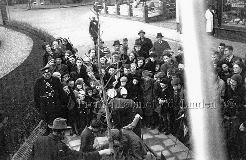 Personen waz
Boomplanten tbv geboortedag prinses Beatrix 1940 aan de Voorstraat 
Keywords: waz personen