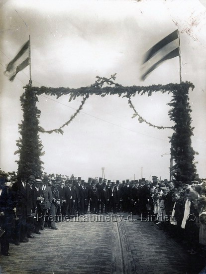 Personen waz
Feestelijk opening van de Zeestraat in 1923
v.l.n.r. Gerrit v Amersfoort, Maarten Sloof, Nico Bol, Evert v Amersfoort, Smit (Politie), Belinfante, Burgm. Rothe, Smid (de schilder), Heunder, Vellekoop (politie) Mr. vd Zant, de kinderen van de Openbare School
Keywords: waz amersfoort sloof bol smit belinfante rothe smid heunder vellekoop zant