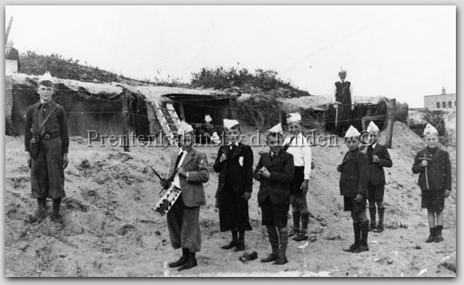 Personen Wijk aan Zee
bij de Bunkers soldaatje spelen bij een werhmacht bunker la J. Aardenburg, R. Zuiderduin, J. de Boer, H. Dekkers Schelvis, J. Hilbers, J. Durge, Aardenburg, W. Bootsma, H. Hilbers,
Keywords: waz aardenburg zuiderduin boer dekker schelvis hilbers durge bootsma