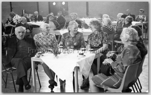 Personen uit dorp
echtpaar Hoogendijk, mw. A.Schelvis,Dhr. Valkhof, mw. Durge-v.Zijl.   23-4-1974
 zo zie je ze niet meer in dorp mensen zagen er oud uit 
Keywords: waz hoogendijk schelvis valkhof durge zijl