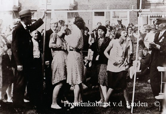 Personen WAZ
Volksfeest 1928 met o.a. Fl. van Gool, Agnes v. Amersfoort, Willem Zuiderduin, T. Offenberg, Marie Snijders - Bol, Herman Snijders, M. Bodewes - Duin, Maartje v. Amersfort, Alie Franck
Keywords: waz personen van Gool van amersfoort zuiderduin offenberg snijders bol bodewes franck