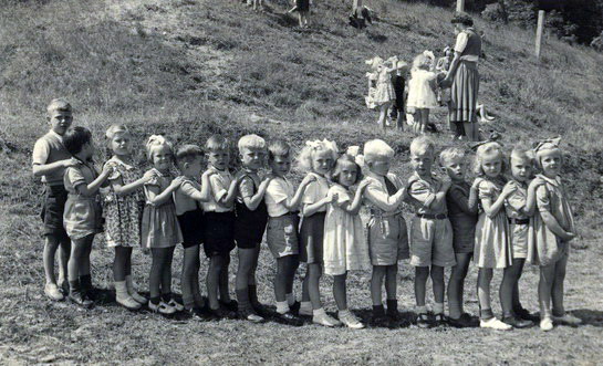 Kleuterschool uit Wijk aan Zee
Kleuterschool uit Wijk aan Zee jaar ? welke klas? en we zij het?

foto P vd Bos
Keywords: personen waz